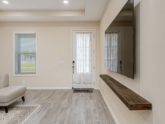 4th image of 209 E Avenue B