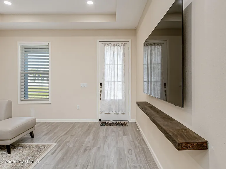 209 E Avenue B — Photo 4