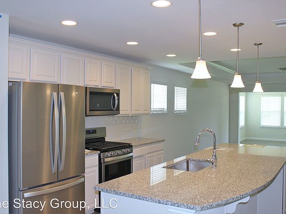 3rd image of 517 Hereford Ln