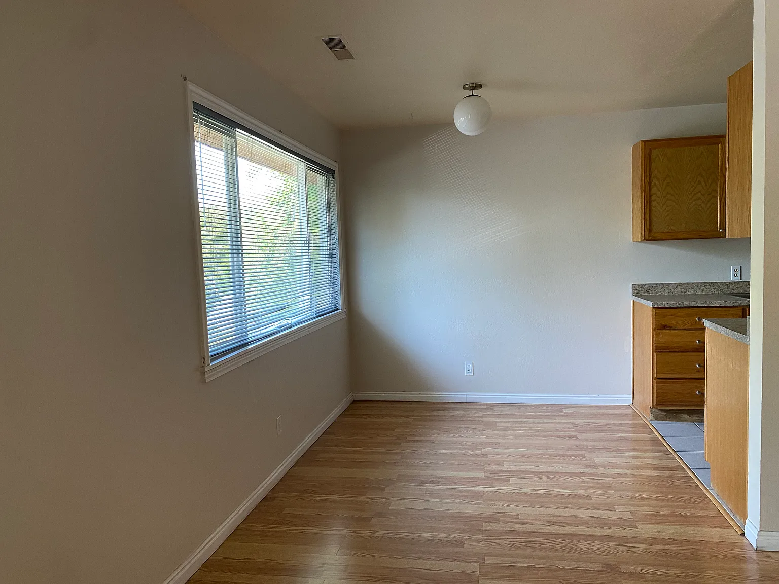 2 bed, 1.5 bath, 995 sqft, $1,590 — Photo 2