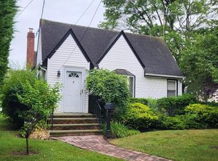 2 Dorothy Ct, Merrick, NY 11566