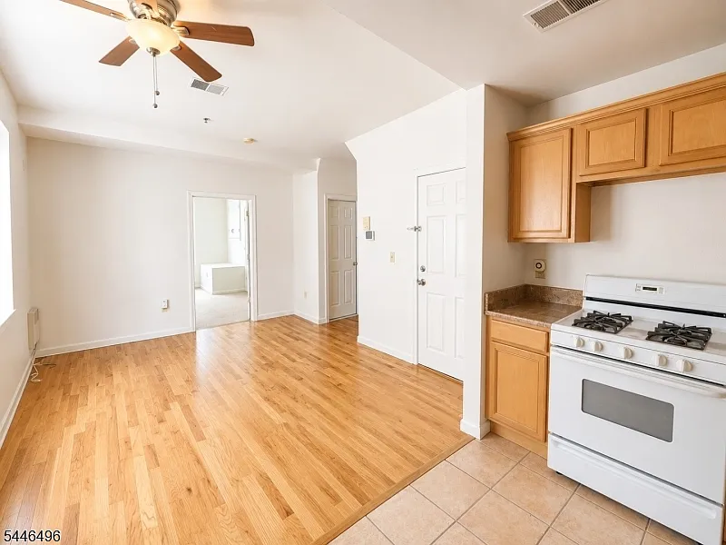 1 bed, 1.0 bath, $1,925 — Photo 4