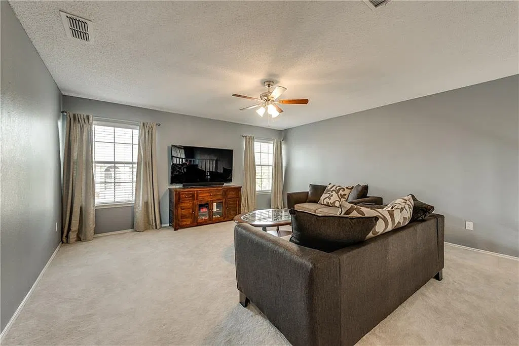 4 bed, 2296 sqft, $2,700 — Photo 4