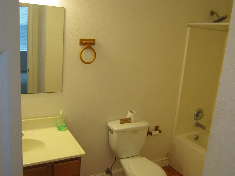 428 W Dee St — Photo 8