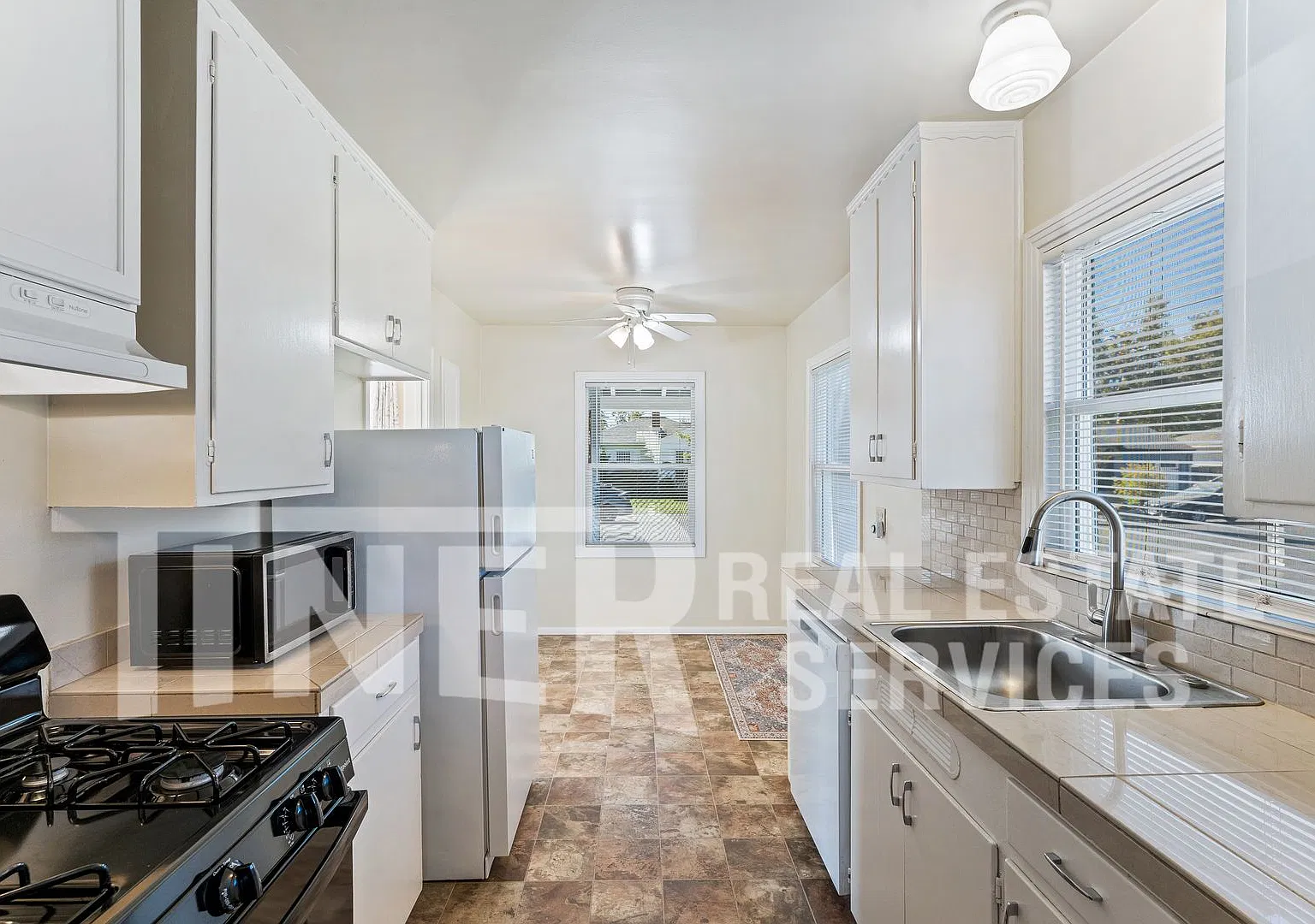 2317 24th Ave - Tier 3 - Charming, Sun-Filled Duplex with Private Backyard! — Photo 3