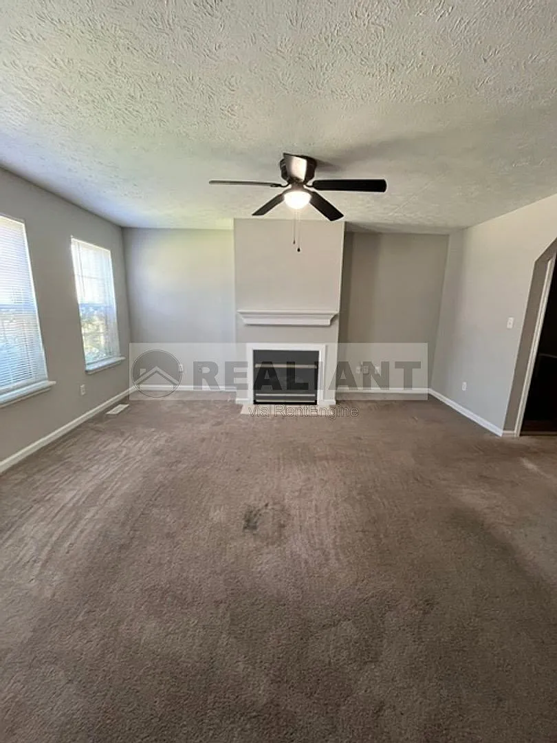 3 bed, 2.5 bath, 1438 sqft, $1,695 — Photo 2