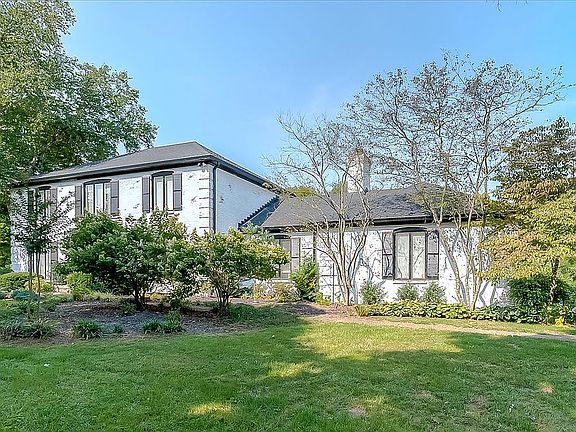 3rd image of 3893 Gloucester Dr