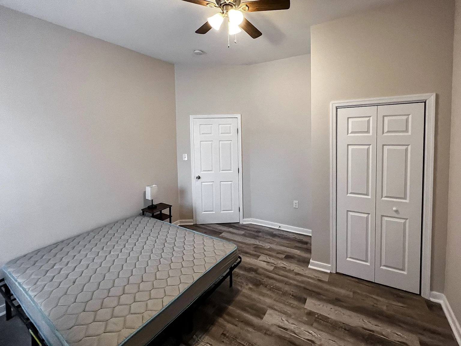 4 bed, 5.0 bath, 4000 sqft, $949 — Photo 2