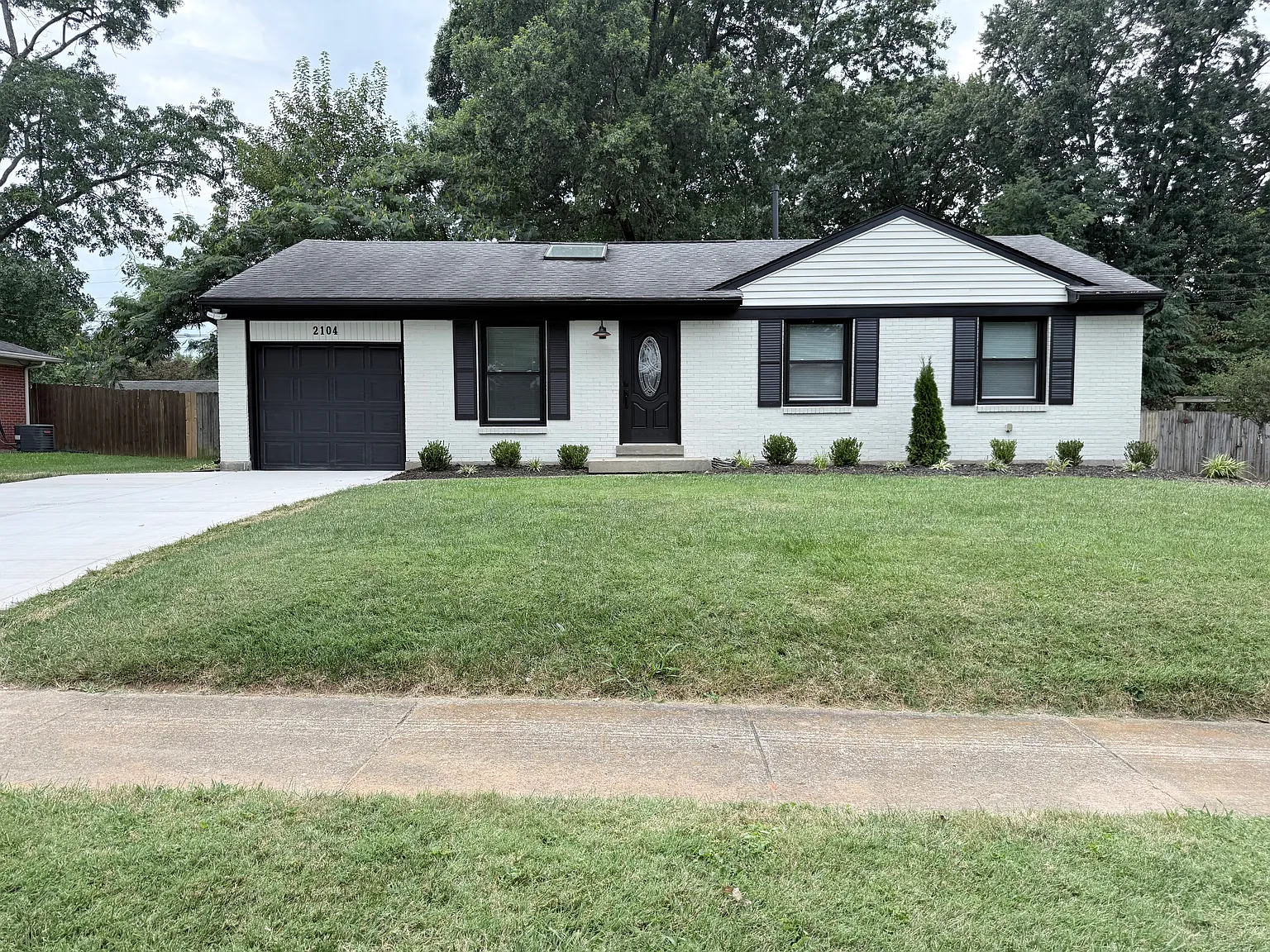 3 bed, 1.5 bath, 1060 sqft, $2,100 — Photo 1