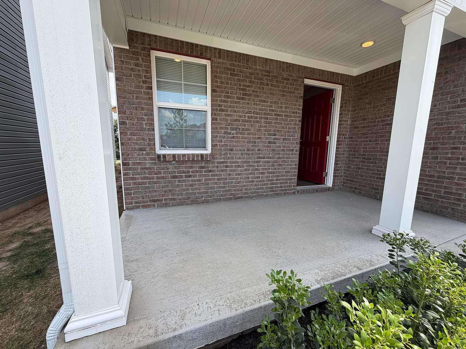4 bed, 2.5 bath, 1912 sqft, $2,300 — Photo 2