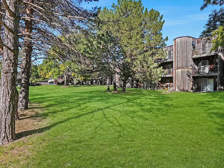 Lynwood Pointe — Photo 9