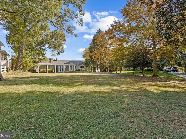 3183 Woodland Ln, Alexandria, VA 22309