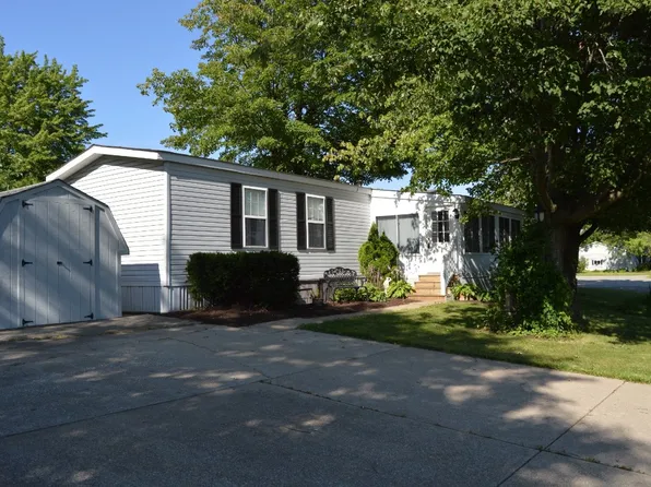 8249 Cloveridge Dr, Erie, PA 16509