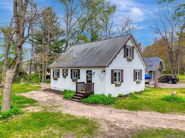122 Snowflake Way, Houghton Lake, MI 48629