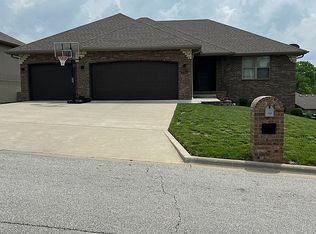 958 E Lakota Dr, Nixa, MO 65714