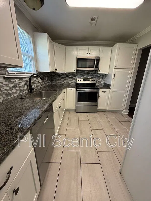4 bed, 1.5 bath, 1300 sqft, $2,150 — Photo 1