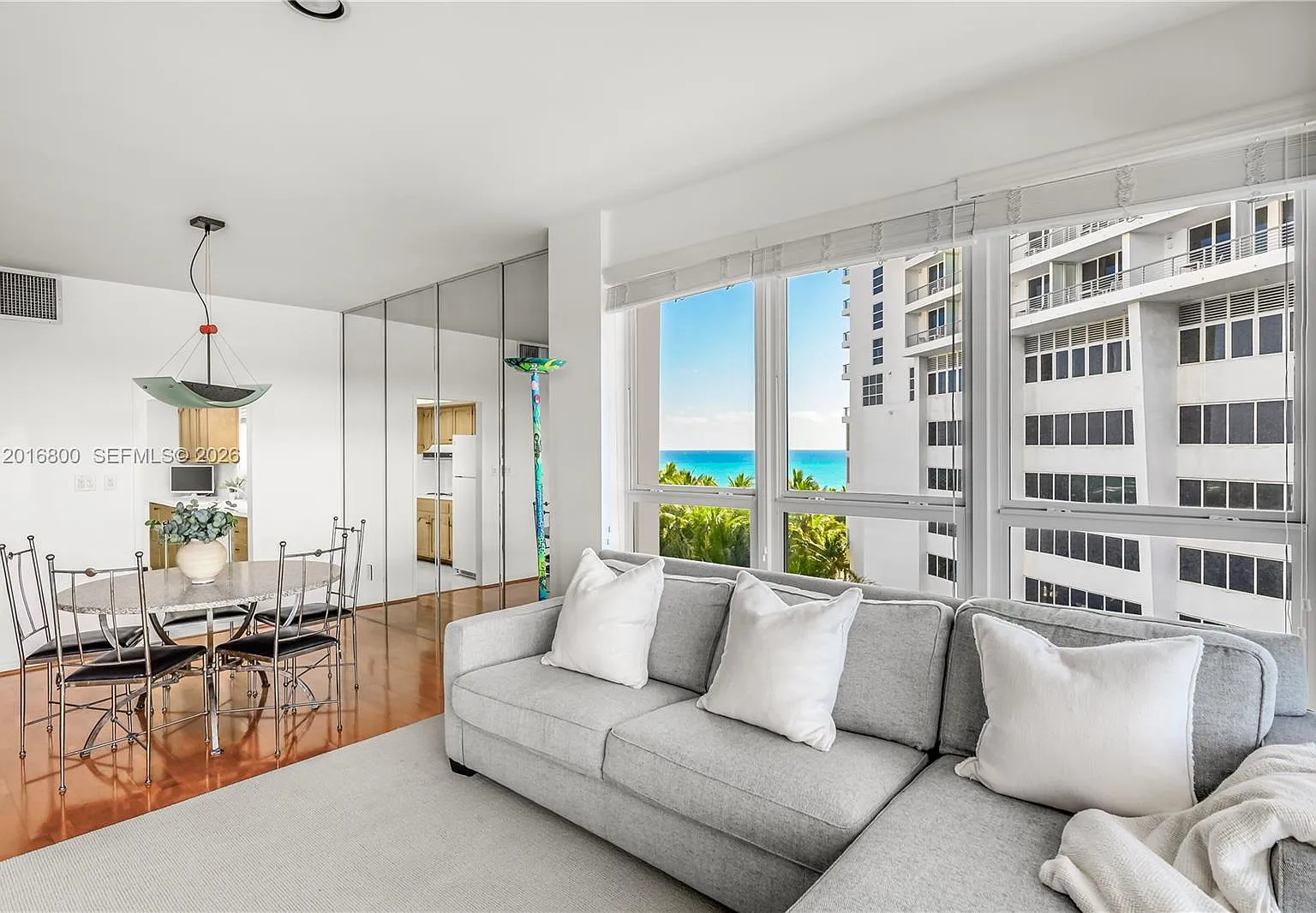 The Executive Condo — Photo 3