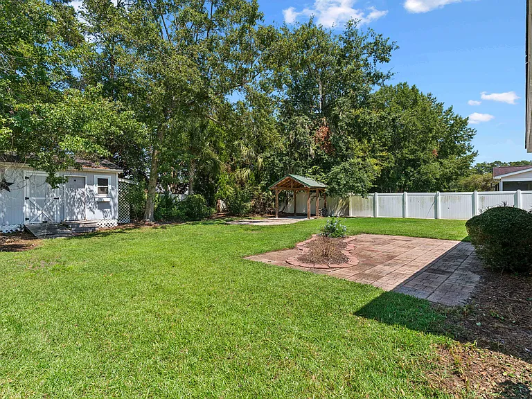 235 Wellington Pl — Photo 31