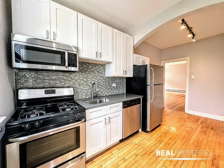 2321 N Rockwell St #B3 — Photo 9