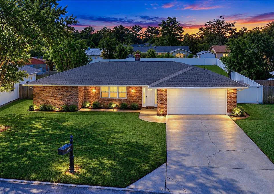 26720 Hickory Loop