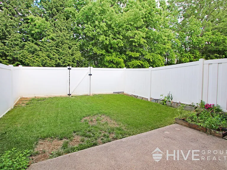 2411 Avonlea Ln — Photo 20