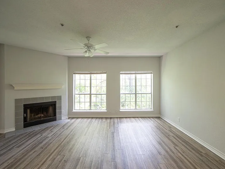 3x2.5 Living Room w/ Fireplace