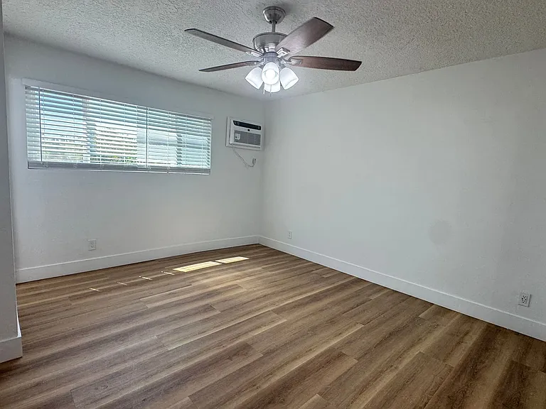 20317 Saticoy St — Photo 38