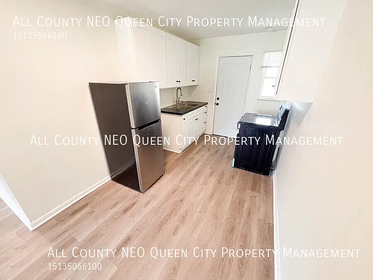 2725 McCall St — Photo 7