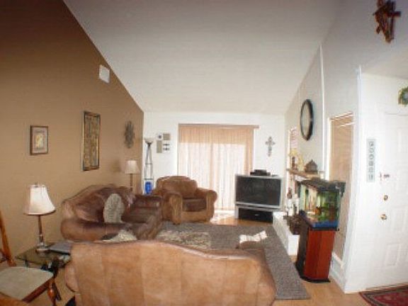 5th image of 8910 Holiday Dr