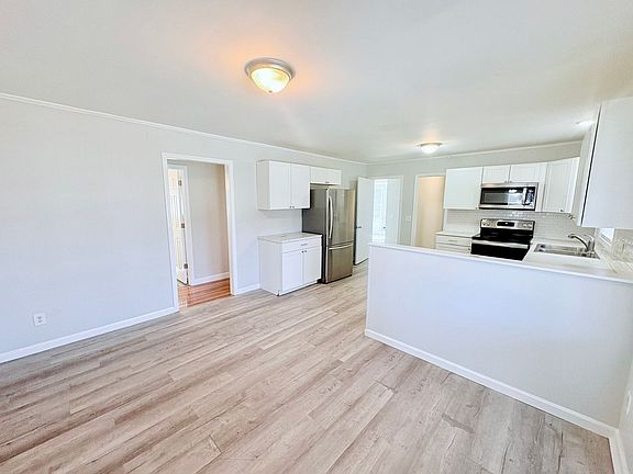 5th image of 213 Morris St