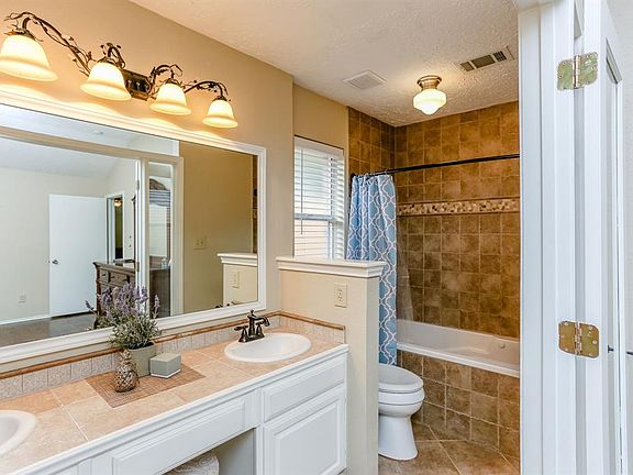 3rd image of 2523 Glen Haven Ln