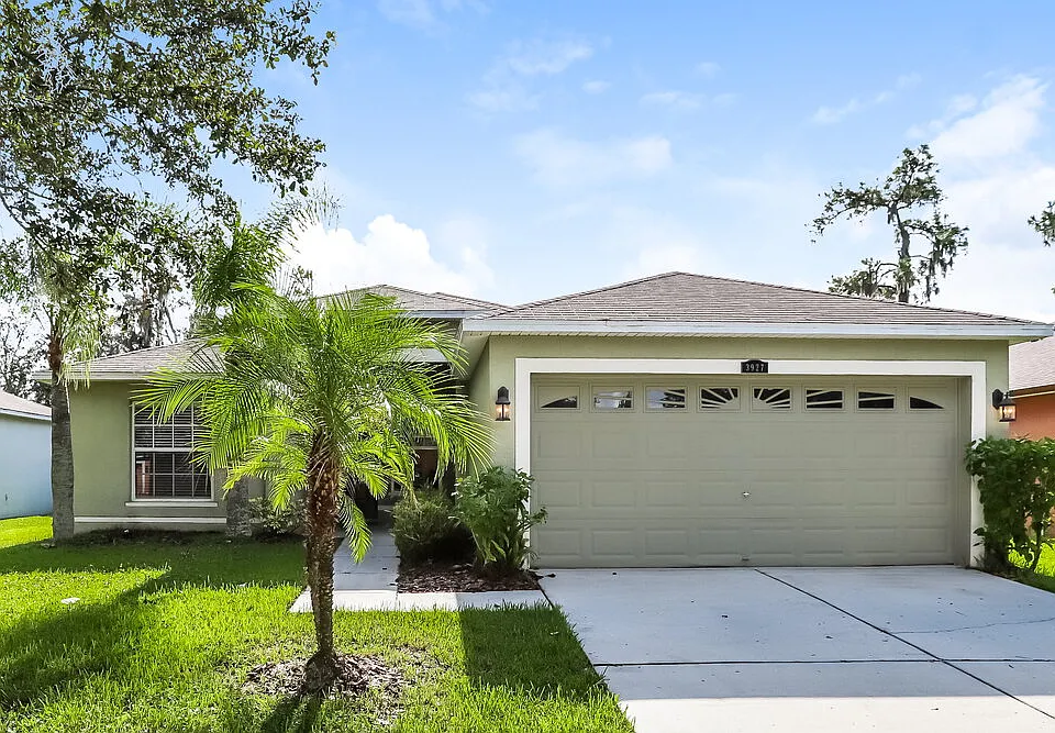 3927 Constantine Loop