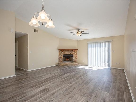 3rd image of 817 Oak Manor Cir