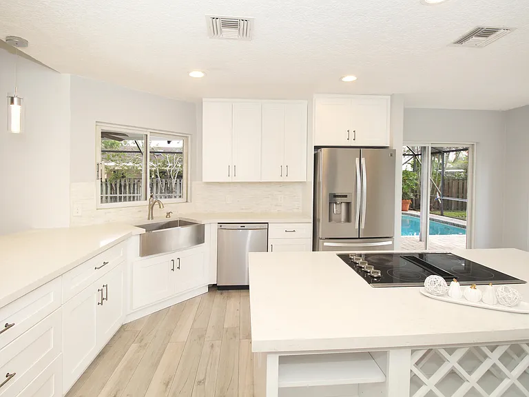896 Rose Ct — Photo 12