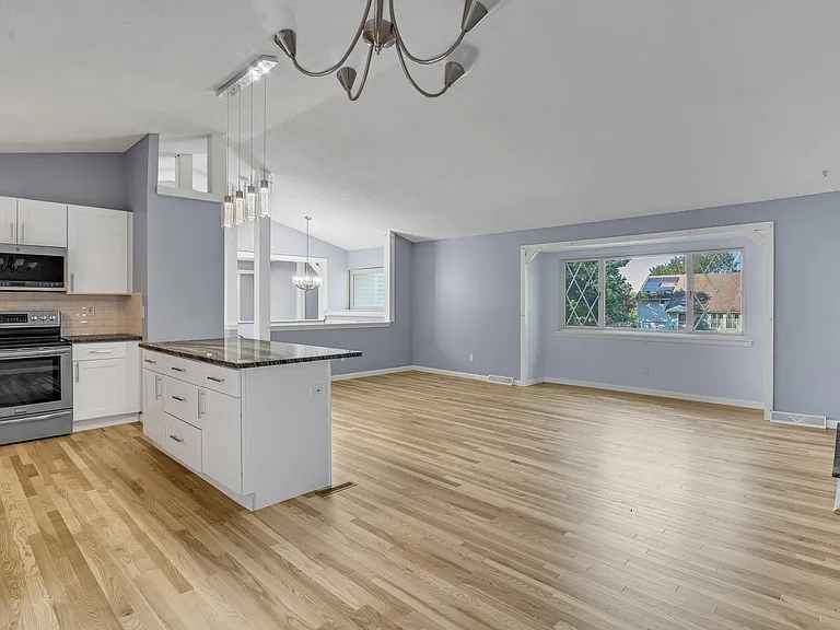 261 Skyline Dr — Photo 2