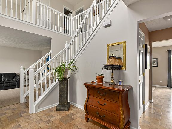 2nd image of 1590 Roscommon Dr