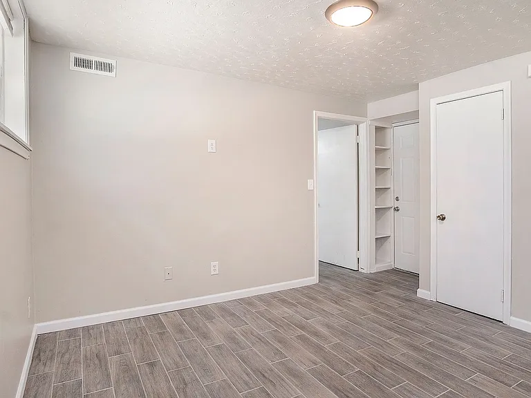 219 S 38th Ave — Photo 3