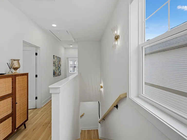 211B Queen Ave — Photo 19