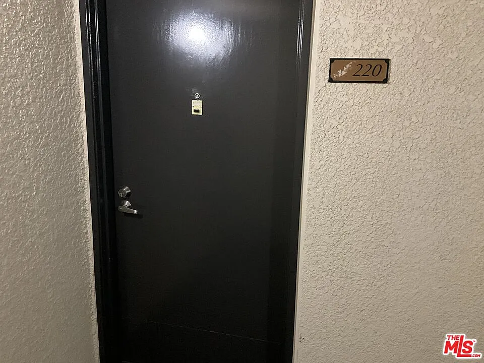 1 bed, 1.0 bath, 750 sqft, $1,995 — Photo 2