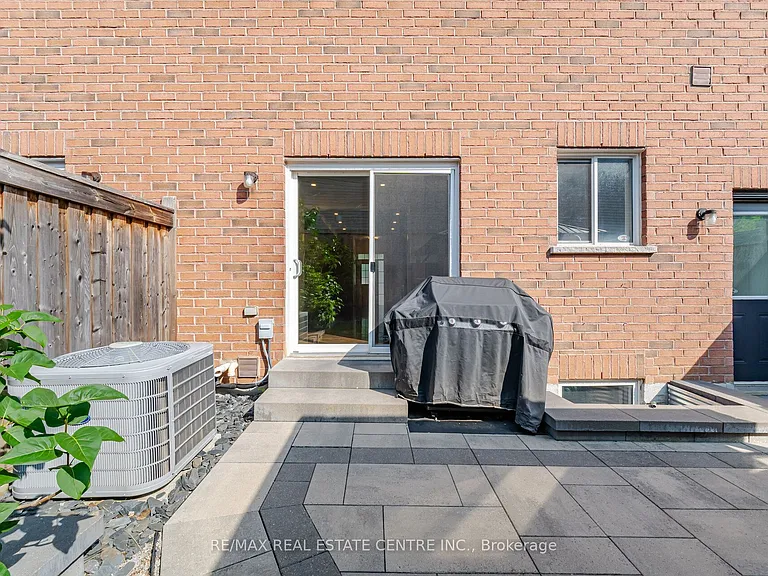 366 Hobbs Cres — Photo 45