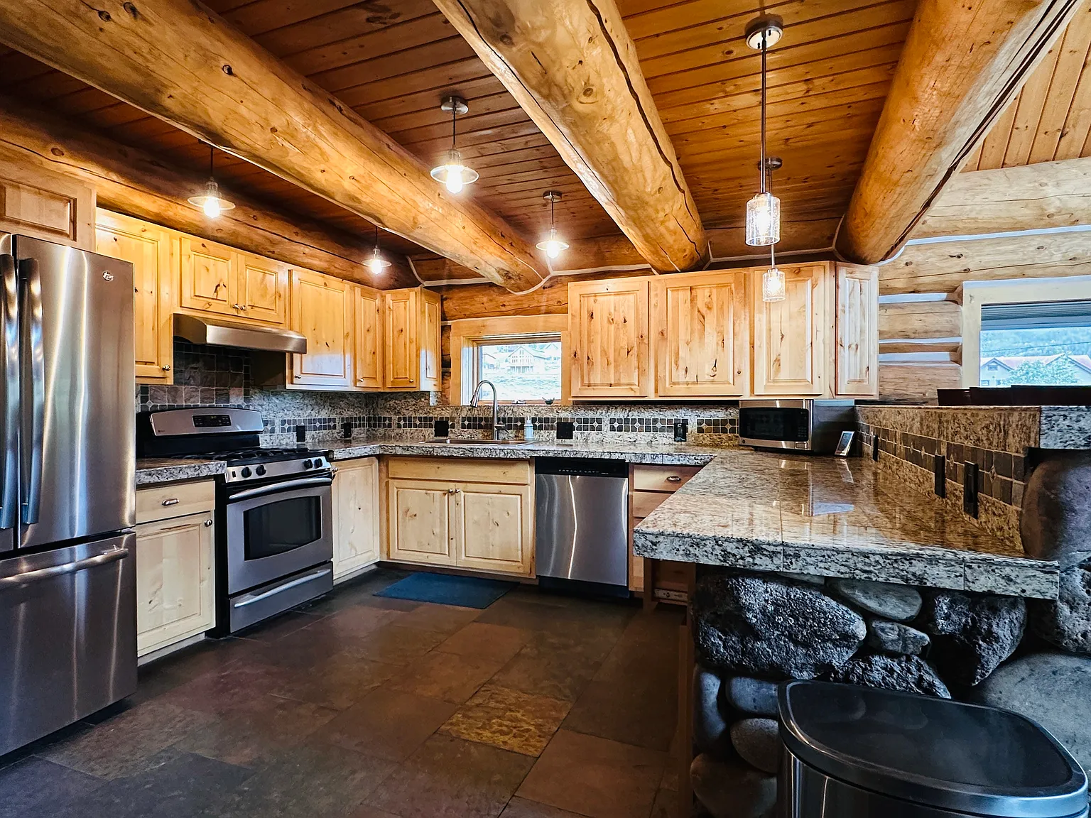 3 bed, 2302 sqft, $3,500 — Photo 4