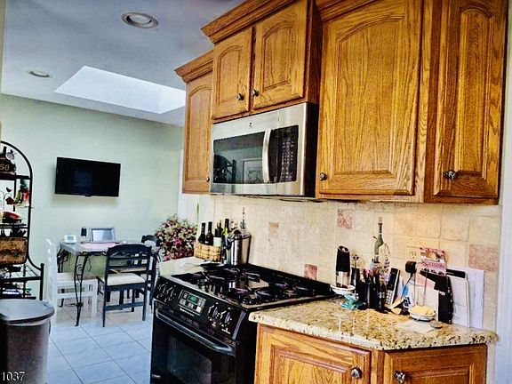 3rd image of 16 Washington Valley Rd