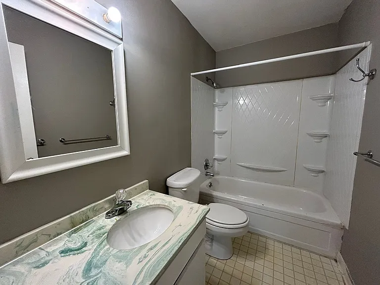 640A Rugby Row — Photo 9