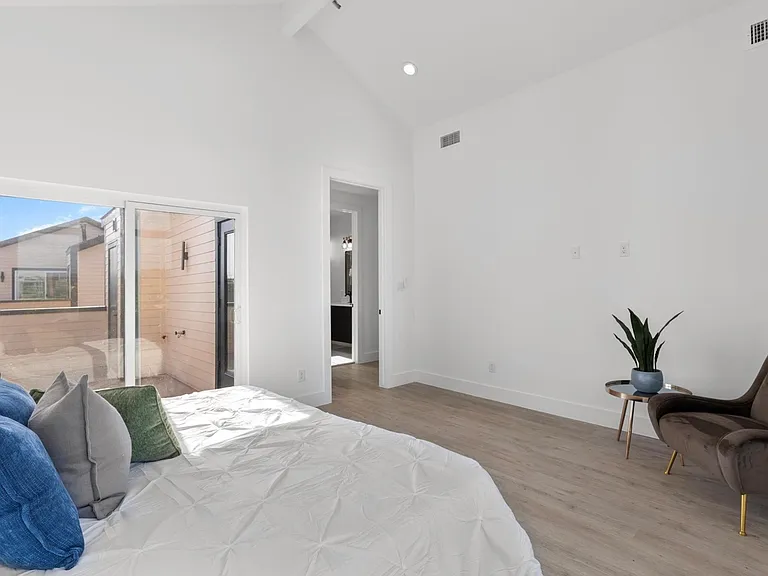 723 W 10th St #108 — Photo 24