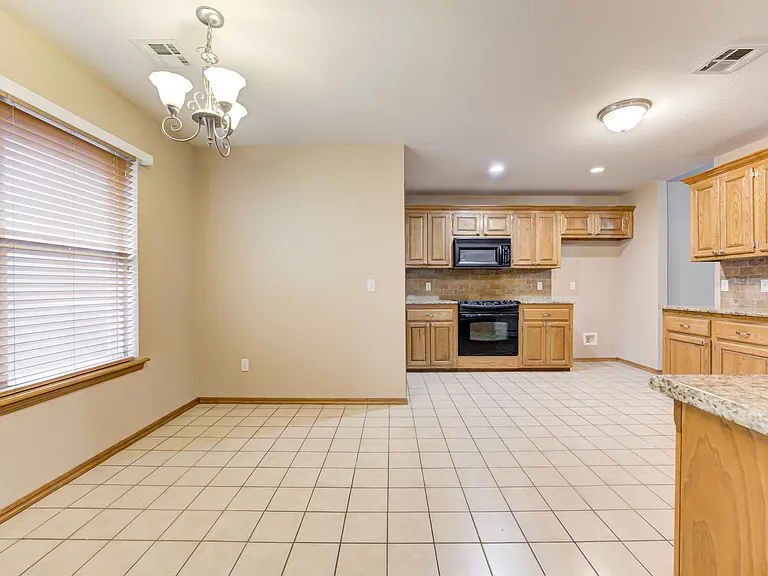 605 Eastview Dr — Photo 14