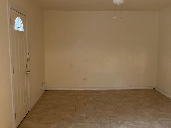 3rd image of 218 Waugh St