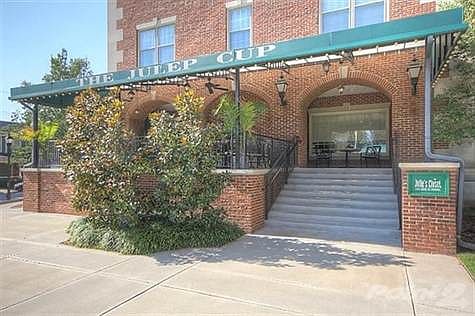 Local Restaurant and Retail Shoppes Nearby