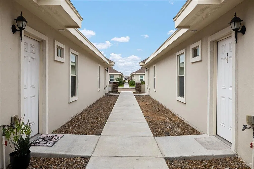 3 bed, 2.0 bath, 1050 sqft, $1,125 — Photo 2