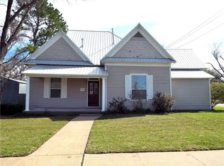 723 W Chambers St, Cleburne, TX 76033