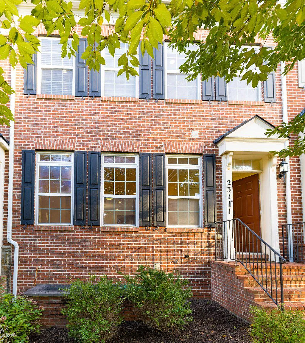 3 bed, 3.5 bath, 2642 sqft, $3,200 — Photo 3